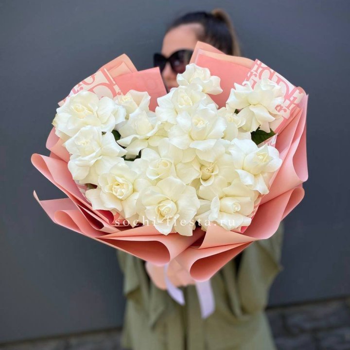 Белые розы "Аморе" в Армавире