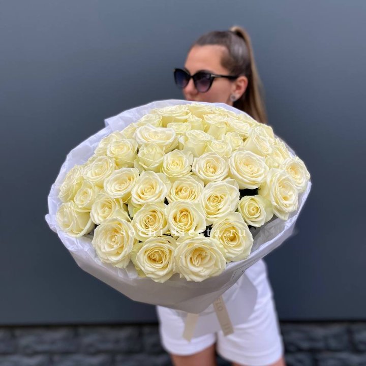 51 белая роза  в Армавире