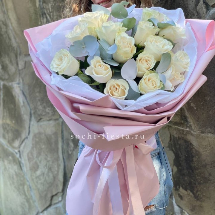 Белые розы в авторском оформлении в Армавире