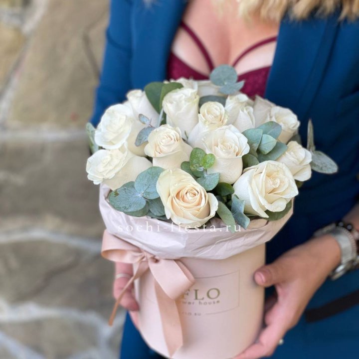 Цилиндр из белых роз в Армавире