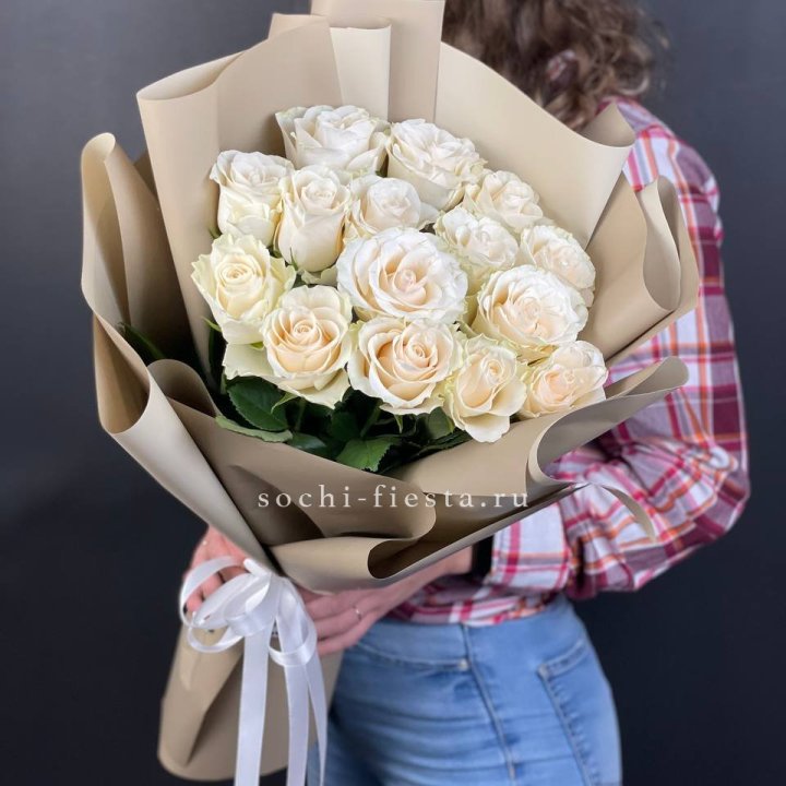 15 белых роз кофе в Армавире
