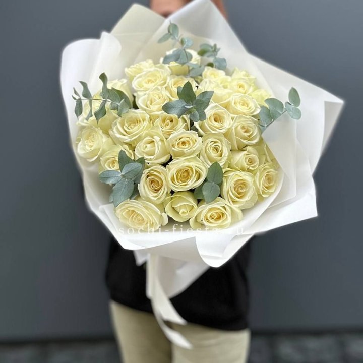 31 белая роза с эвкалиптом в Армавире