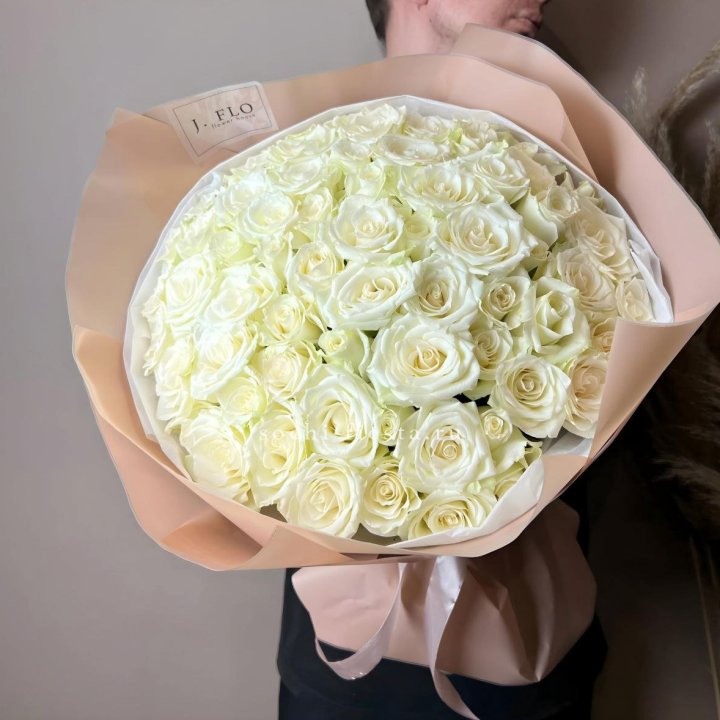 51 белая  роза в оформлении в Армавире