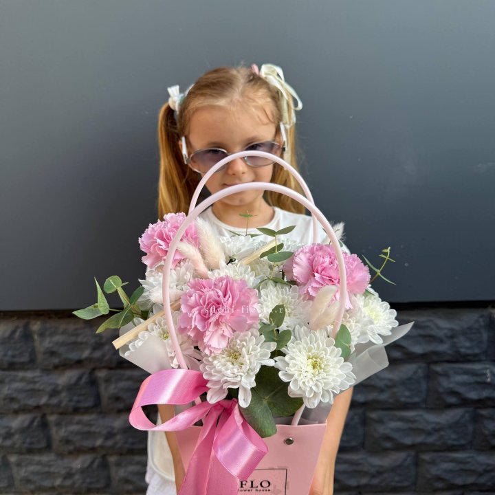 Сумочка из стойких хризантем и диантуса в Армавире