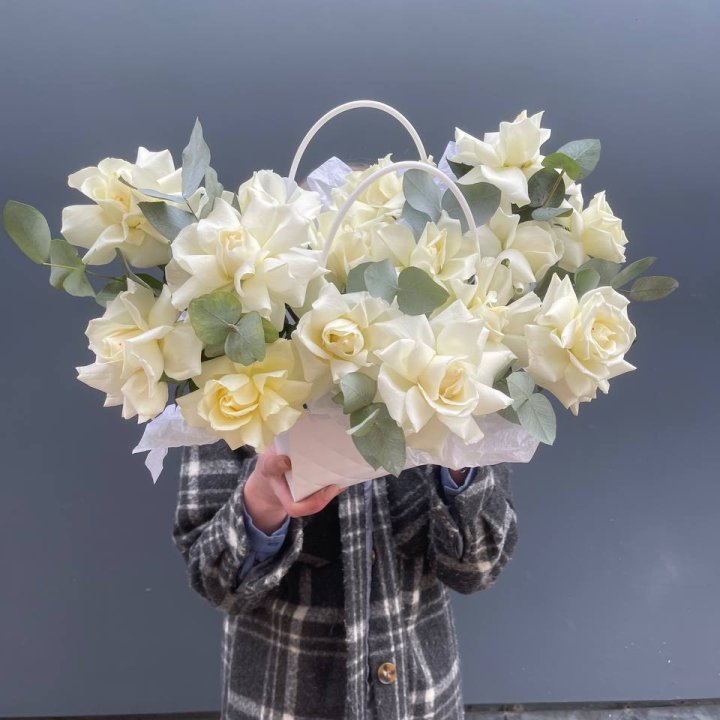 15 белых роз в сумочке в Армавире