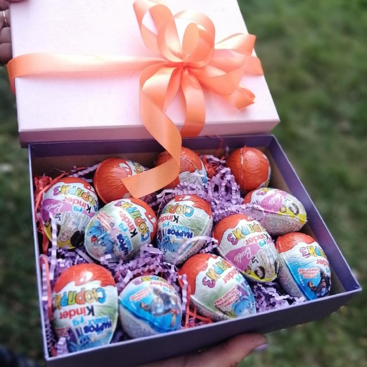 Коробка с киндерами в Армавире