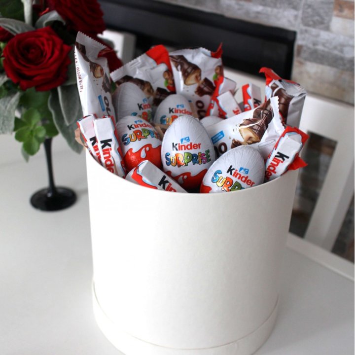 Коробка с киндерами  в Армавире