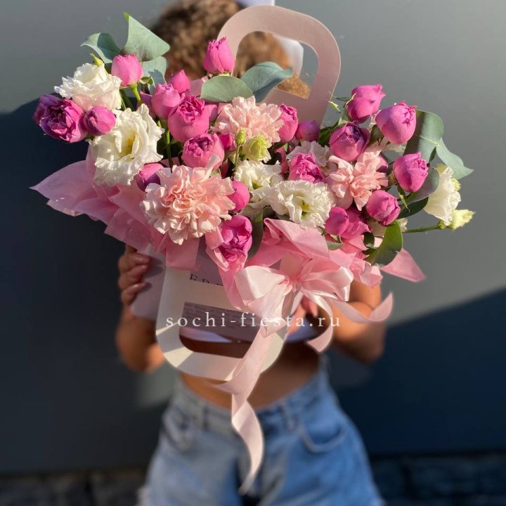 Сумочка с кустовой розой и диантусами в Армавире