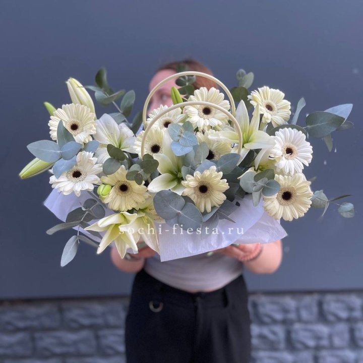 Сумочка лилии и герберы в Армавире