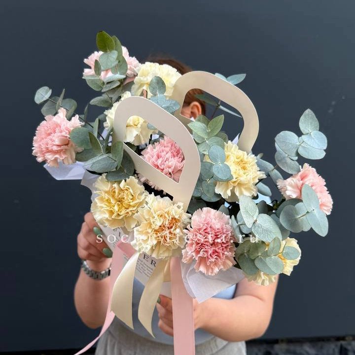 Сумочка из диантусов в Армавире