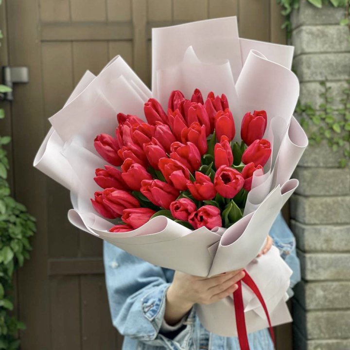 35 красных тюльпанов в Армавире